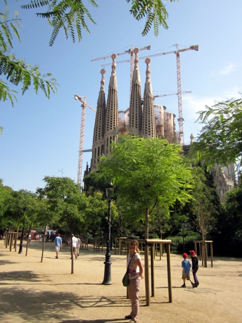 Sagrada Familía and cranes